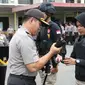 Kapolres Cilacap, AKBP Djoko Julianto menyerahkan senjata kepada anggota Tim Halilintar Wijayakusuma. (Liputan6.com/Muhamad Ridlo/Polres Cilacap).