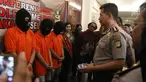 Kapolres Metro Jakarta Selatan, Kombes Pol Mardiaz Kusin Dwihananto berbincang dengan tiga tersangka saat rilis kasus 365 KUHP di Polres Metro Jakarta Selatan, Jumat (23/2). (Liputan6.com/Arya Manggala)