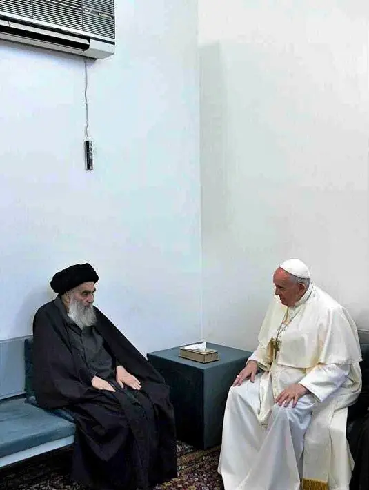 Foto yang dirilis Kantor Grand Ayatollah Ali al-Sistani menunjukkan pertemuan Paus Fransiskus dan ulama Syiah Ayatollah Ali al-Sistani di Najaf, Irak, Sabtu (6/3/2021).  Kedatangan Paus Fransiskus ke Najaf adalah untuk mengirimkan pesan agar hidup berdampingan secara damai. (AP Photo/HO)