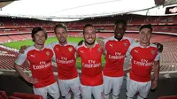 Penggawa Arsenal memamerkan jersey terbaru Arsenal musim 2015-2016 di Emirates Stadium. (Arsenal)