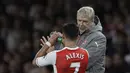 Pelatih Arsenal, Arsene Wenger memberikan arahan kepada Alexis Sanchez saat melawan Sunderland dpada Premier League 2016-2017 di Emirates Stadium, London, (16/5/2017). (AP/Matt Dunham)