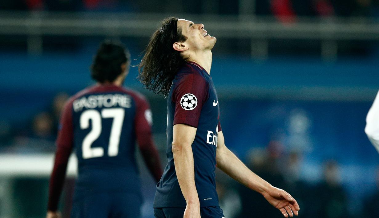 Ekspresi pemain Paris Saint-Germain (PSG), Edinson Cavani saat bertanding melawan Real Madrid pada babak 16 besar Liga Champions di Stadion Parc des Princes, Paris, Prancis, Selasa (6/3). Real Madrid unggul agregat 5-2. (AP Photo/Francois Mori)