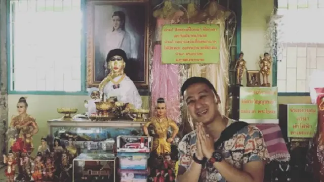 Salah satu pengunjung yang melihat dan berfoto di depan patung berisi arwah Mae Nak Phra Khanong (Instagram/@erick_wirawan)