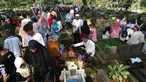Sejumlah warga melakukan ziarah kubur di TPU Dreded  Bogor (15/6). Hari Raya Idul Fitri 1439 H dimanfaatkan warga untuk melakukan ziarah kubur bagi keluarga dan kerabat yang sudah meninggal. (Merdeka.com/Arie Basuki)