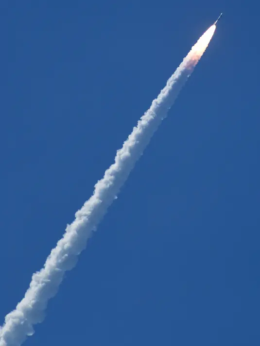 India meluncurkan 20 satelit dalam misi tunggal, yang diluncurkan dari pusat ruang angkasa Sriharikota di area pesisir timur India, Rabu (22/6). Termasuk di dalamnya satelit milik Amerika Serikat, Kanada, Jerman dan Indonesia. (Arun Sankar/AFP)