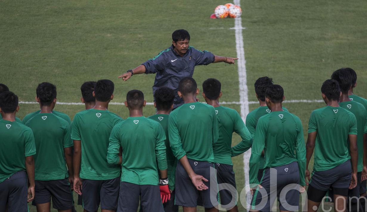 Pelatih Timnas Indonesia U-19, Indra Sjafri, memberikan arahan kepada anak asuhnya saat latihan di Stadion Atang Sutresna Cijantung, Jakarta, Senin (20/3/2017). Latihan perdana ini diikuti oleh 35 pesepak bola U-19. (Bola.com/Vitalis Yogi Trisna)