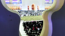 Umat muslim berdoa di halaman Masjid Agung Sheikh Zayed di Abu Dhabi, Uni Emirat Arab, Sabtu (1/6/2019). Umat muslim memanjatkan doa-doa jelang berakhirnya Ramadan untuk mendapatkan Lailatul Qadar atau malam yang lebih baik dari seribu bulan. (KARIM SAHIB/AFP)