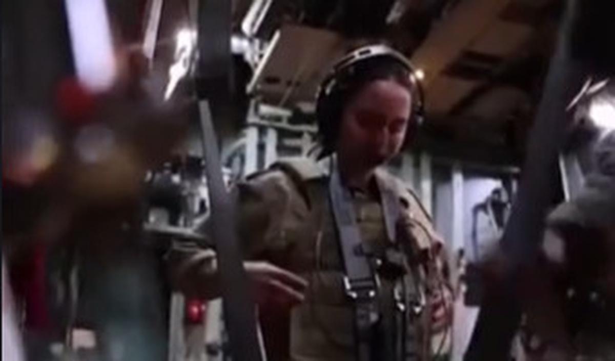 Ia pun ikut mengawasi perjalanan militer Yordania dengan radar selama berada di pesawat.