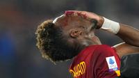Penyerang AS Roma, Tammy Abraham, ketika hendak keluar dari lapangan setelah mengalami cedera di bagian wajahnya dalam laga kontra Hellas Verona di Serie A Liga Italia, Senin (20/2/2023) dini hari WIB. (AP Photo/Andrew Medichini)