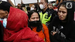 Reaksi Elizer Angels, pendukung Richard Eliezer Pudihang Lumiu atau Bharada E saat menyaksikan terdakwa Richard Eliezer Pudihang Lumiu menjalani sidang dengan agenda pembacaan tuntutan oleh Jaksa Penuntut Umum (JPU) dalam kasus pembunuhan Brigadir Yosua Hutabarat atau Brigadir J di Pengadilan Negeri Jakarta Selatan, Rabu (18/1/2023). Richard Eliezer Pudihang Lumiu dituntut 12 tahun penjara. (Liputan6.com/Johan Tallo)