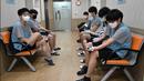 Sejumlah pemuda Korea Selatan menekan lengan mereka setelah melakukan tes darah saat pemeriksaan medis untuk wajib militer di Administrasi Tenaga Kerja Militer Regional Seoul, Seoul, Korea Selatan, Rabu (1/2/2023). Peraih medali Olimpiade dan Asian Games untuk Korea Selatan tidak diwajibkan untuk mengikuti wajib militer, juga bagi mereka yang pernah dibui lebih dari 6 tahun. (Jung Yeon-je/AFP)