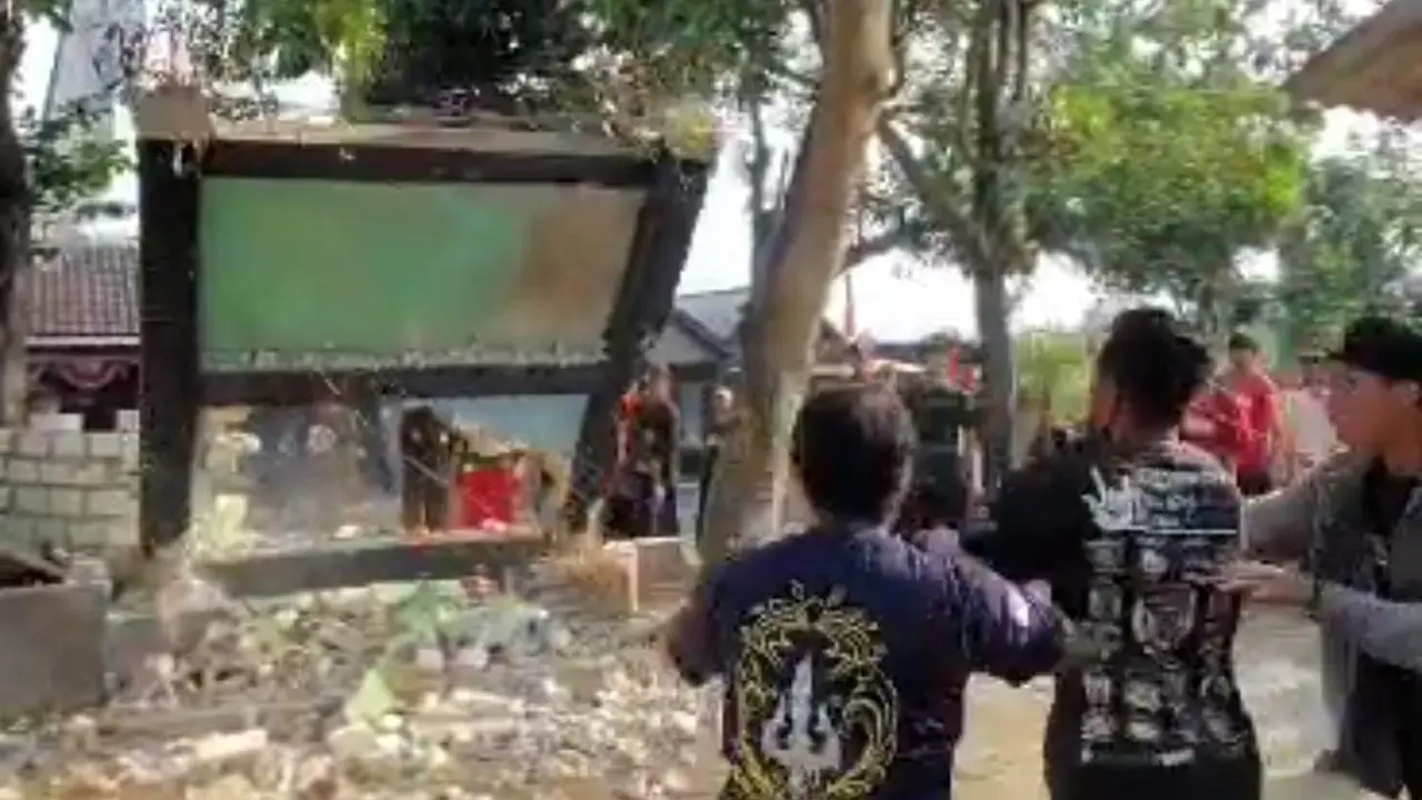 Tugu perguruan silat yang dibongkar secara mandiri di Tuban (Adirin/Liputan6.com)