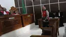 Mantan Plt Ketua Umum PSSI, Joko Driyono, menjalani sidang perdana di PN Jakarta Selatan, Senin (6/5). Joko Driyono tersandung kasus perusakan barang bukti terkait pengaturan skor. (Bola.com/M Iqbal Ichsan)
