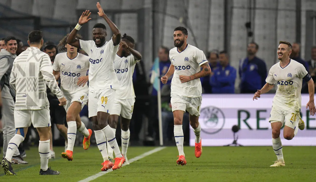 <p>Pemain Marseille, Chancel Mbemba berselebrasi dengan rekan setimnya setelah mencetak gol ke gawang Tottenham Hotspur pada pertandingan lanjutan Grup D Liga Champions di Stade Velodrome di Marseille, Prancis, Rabu (2/11/2022). Marseille berada di dasar klasemen dengan enam poin dan kehilangan tiket ke Liga Europa di detik akhir. (AP Photo/Daniel Cole)</p>