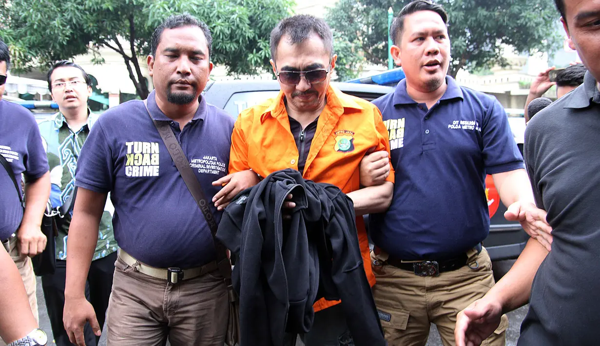 Ini merupakan pemeriksaan kedua bagi Aa Gatot di Polda Metro Jaya terkait senjata api ilegal. Senjata yang digunakan dalam film produksinya. Sebelumnya, ia menjalani pemeriksaan pada 5 September silam. (Nurwahyunan/Bintang.com)