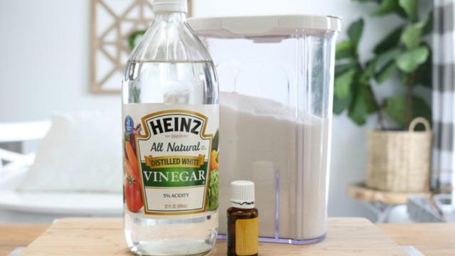 Cara Mudah Bersihkan Bantal Pakai Bahan Dapur, Cobain Deh