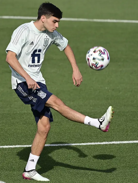 Penyerang Spanyol, Pedri mengontrol bola saat sesi latihan di Ciudad del Futbol di Las Rozas dekat Madrid (3/7/2021). Spanyol merengkuh tiket semifinal Euro 2020 usai menang 5-2 atas Swiss lewat babak penalti.  (AFP/Javier Soriano)