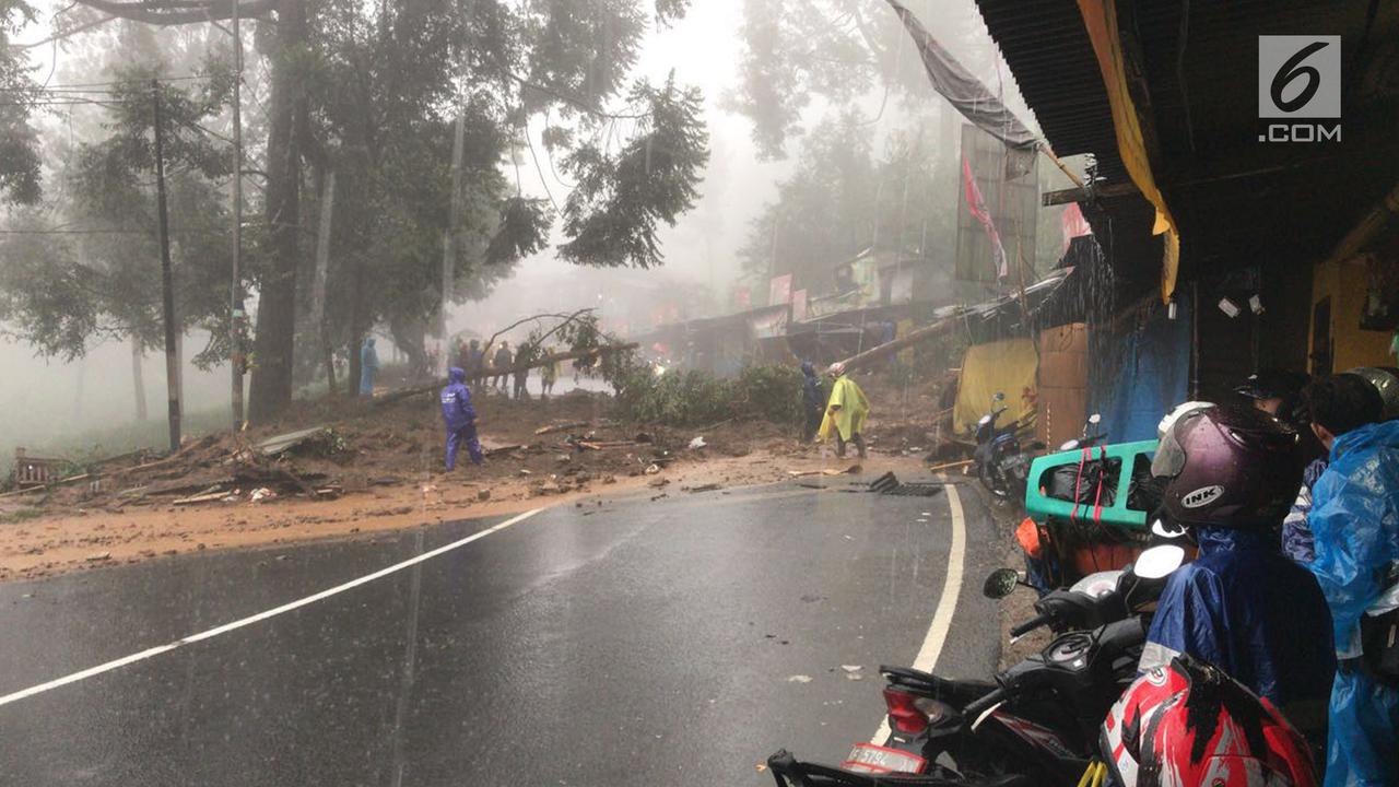 Longsor Terjadi di Tiga Titik, Arus Lalu Lintas Puncak Dialihkan