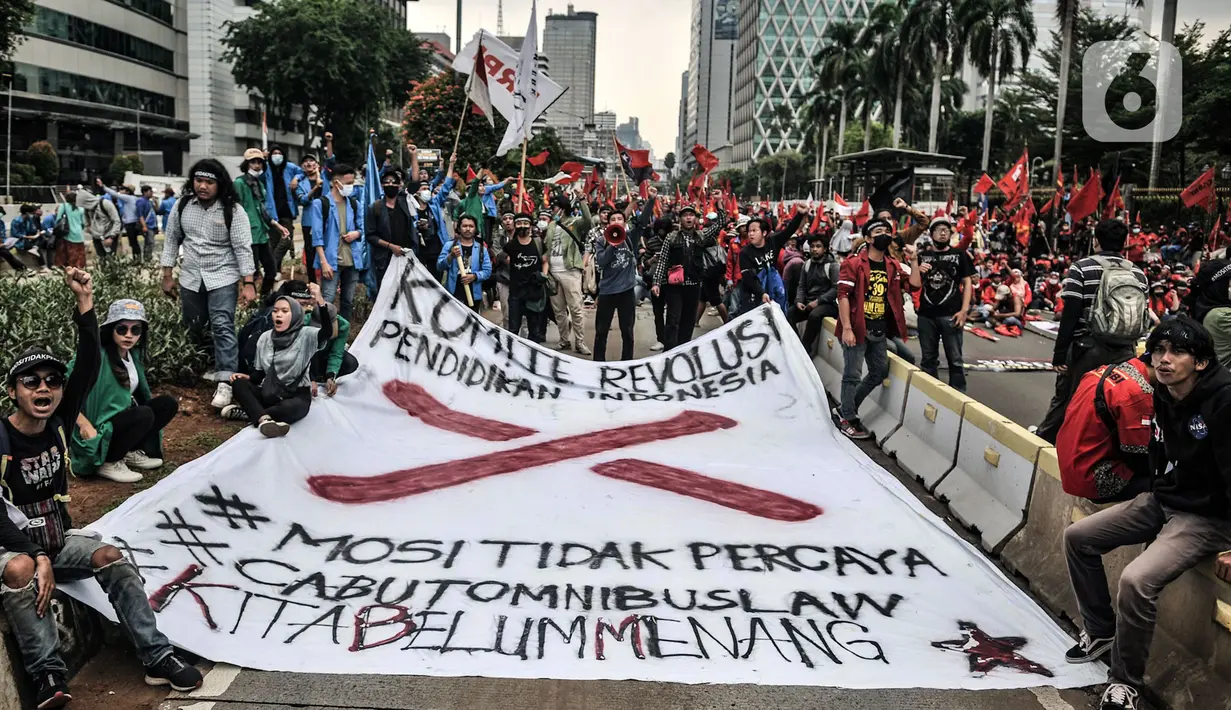 Massa buruh dari berbagai daerah menggelar longmarch saat unjuk rasa di kawasan Patung Kuda, Jakarta, Selasa (10/11/2020). (merdeka.com/Iqbal S. Nugroho)