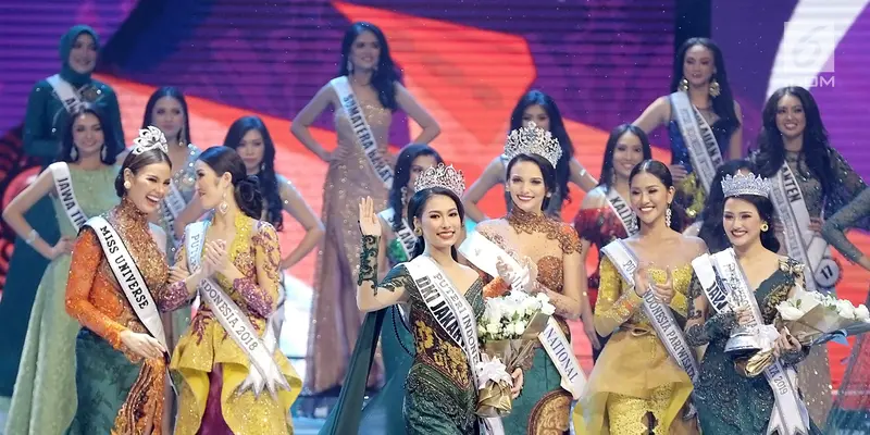 Senyum Frederika Alexis Cull Saat Raih Mahkota Puteri Indonesia 2019