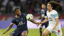 Bek Paris Saint-Germain (PSG) Presnel Kimpembe berebut bola dengan gelandang Olympique Marseille Matteo Guendouzi pada laga Liga Prancis pekan ke-32 di Parc des Princes, Senin (18/4/2022) dini hari WIB. PSG vs Marseille berakhir dengan skor 2-1. (AP Photo/Francois Mori)