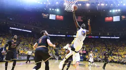 Pemain Golden State Warriors, Draymond Green melakukan tembakan kedalam ring saat pertandingan gim kelima Final NBA 2017 di Oakland, California (12/6). Warriors mengalahkan Cavaliers 129-120 pada gim 5 final NBA 2017. (Kyle Terada/Pool Photo via AP)