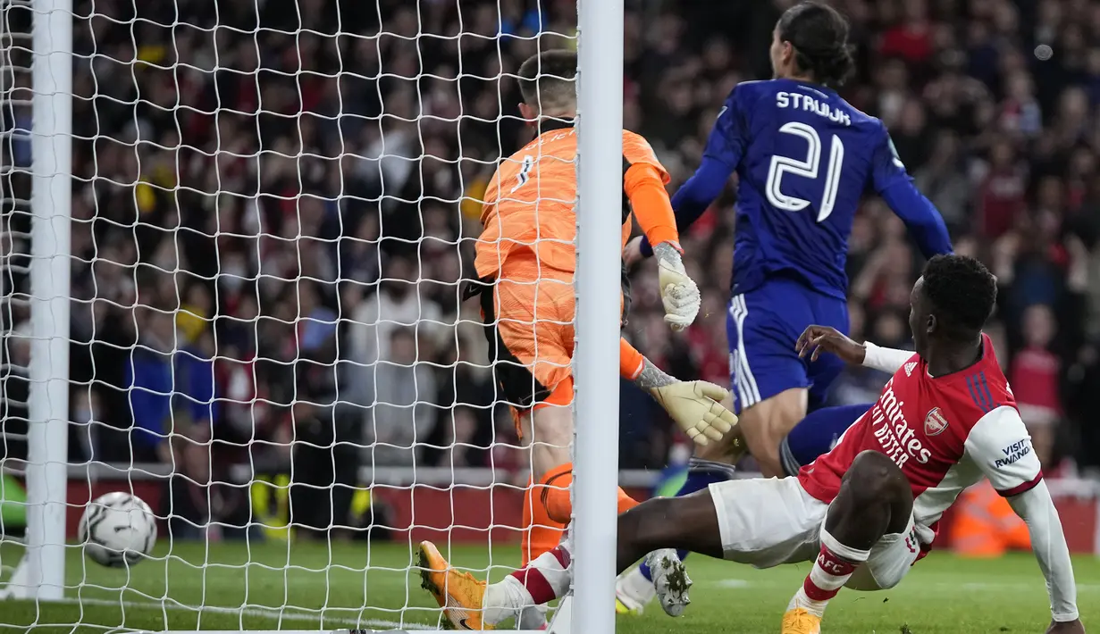 Arsenal berhasil menggandakan keunggulan menjadi 2-0 pada menit ke-69. Eddie Nketiah (kanan) menghukum kesalahan lini belakang Leeds untuk selanjutnya mengecoh kiper Illan Meslier yang gagal mempersempit ruang tembaknya. (AP/Matt Dunham)