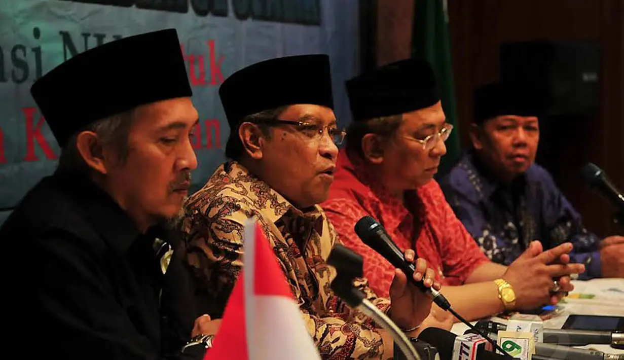 Ketua PBNU KH Said Aqil Siradj memberikan keterangan di sela-sela Musyawarah Nasional Alim Ulama dan Konferensi Besar Nahdlatul Ulama (Liputan6/JohanTallo)