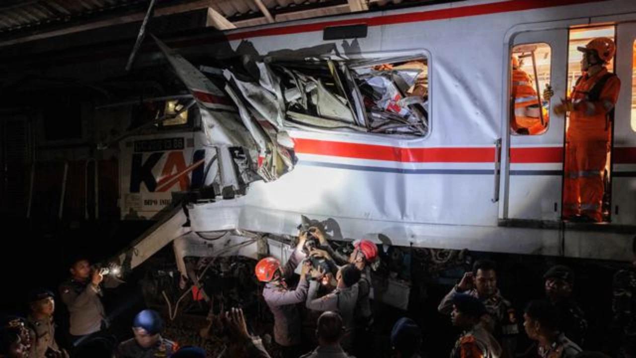 Kisah Pilu, Keluarga Cari Vica Korban Kecelakaan Kereta di RS Polri