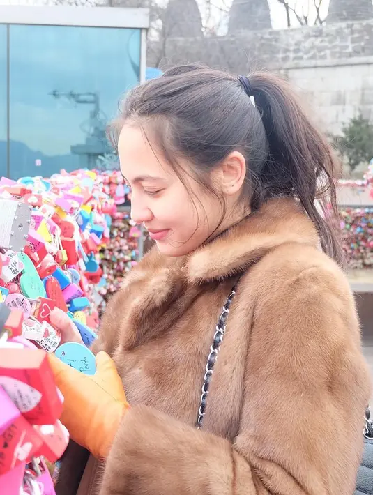 Memakai baju hangat berbulu yang berwarna cokelat dan menguncir satu rambutnya, Pevita mengunjungi salah satu tempat yang sangat terkenal. N Seoul Tower, di mana terdapat banyak gembok cinta di sana. (Instagram/pevpearce)