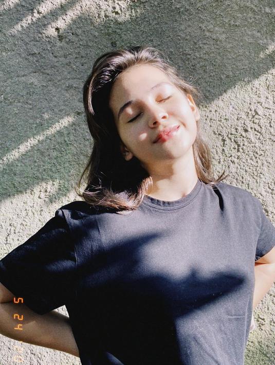 Sedang disibukkan syuting sinetron, bintang film 'Danur' ini kini tengah menjadi idola remaja Tanah Air. (Liputan6.com/IG/@sandrinna_11)