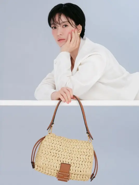 Foto untuk pemotretan brand, Song Hye Kyo pertahankan gaya rambut pendeknya. Menampilkan pesona yang tak hanya cantik tapi juga elegan. [@kyo1122]