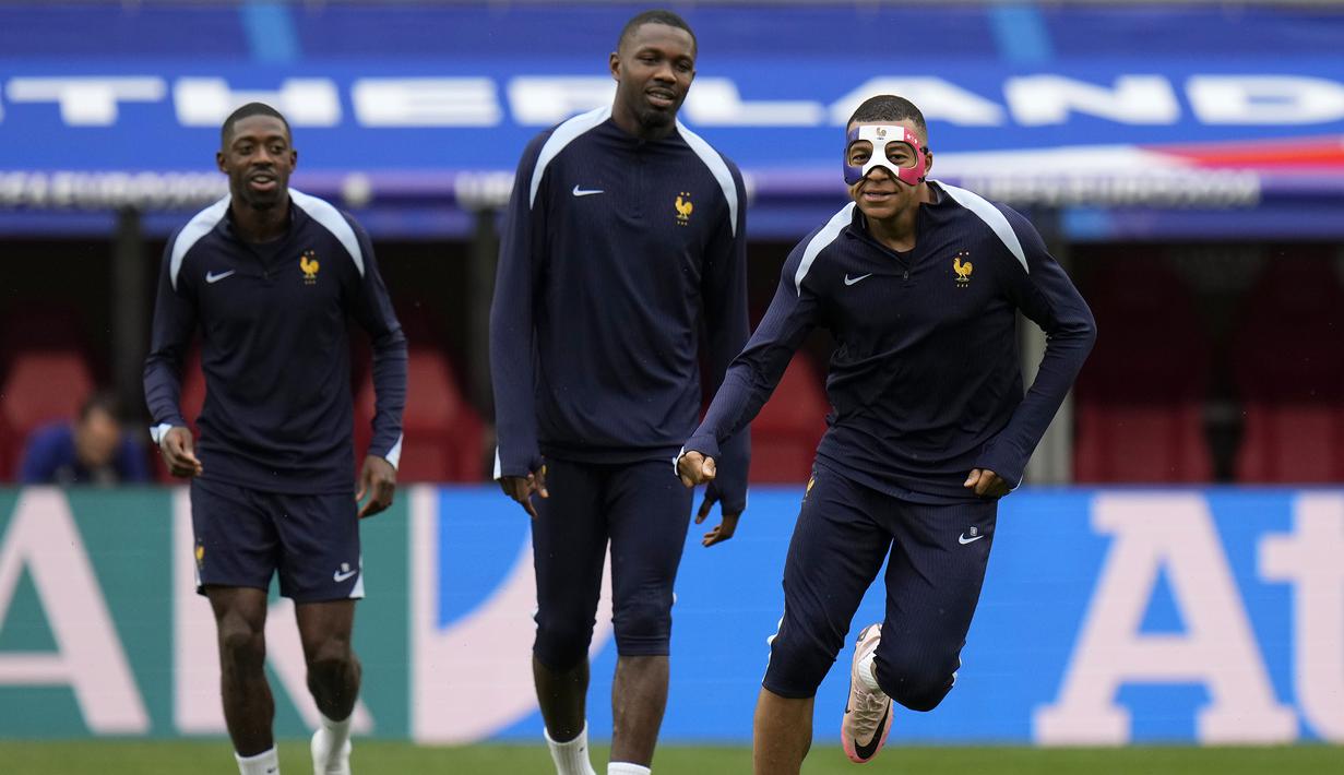 Pemain Prancis, Kylian Mbappe (kanan) menjalani sesi latihan jelang laga melawan Belanda pada laga Grup C Euro 2024 di Leipzig Stadium, Leipzig, Jerman, Kamis (20/06/2024) waktu setempat. (AP Photo/Hassan Ammar)