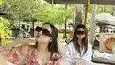 Sunglasses menjadi penyempurna tampilan yang menjanjikan. Keduanya memilih frame berbentuk kotak untuk tampilan yang penuh gaya. [Foto: Instagram/ Laura Moane]