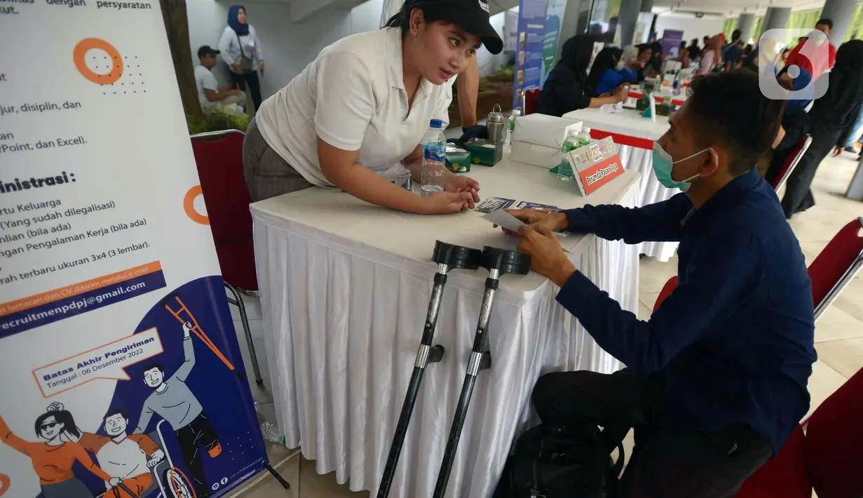 Petugas melayani pelamar kerja disabilitas pada acara Job Fair Disabilitas bertajuk Cinta Disabilitas di Lapangan Banteng, Jakarta, Sabtu (3/12/2022). Acara ini digelar untuk meningkatkan kesadaran terhadap disabilitas di tengah masyarakat, sehingga memiliki akses yang sama dengan non disabilitas dalam pemenuhan kebutuhan dasar hidup. (merdeka.com/Imam Buhori)