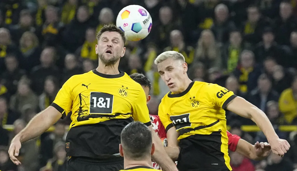 Pemain Borussia Dortmund, Niclas Fuellkrug, menyundul bola saat melawan SC Freiburg pada laga Liga Jerman di Stadion Signal Iduna Park, Sabtu (10/2/2024). Hasil ini membuat Dortmund untuk sementara mampu mengamankan posisi keempat dengan 40 poin. Sementara Freiburg di urutan ketujuh dengan 28 poin. (AP Photo/Martin Meissner)