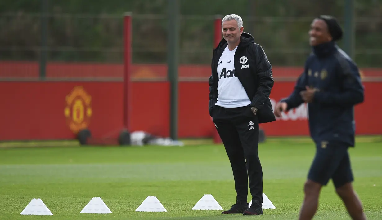 Manajer Manchester United, Jose Mourinho (kiri) tersenyum saat menghadiri sesi latihan di Aon Training Complex, Manchester, Inggris, Senin (22/10). MU menjamu Juventus pada Selasa (23/10/2018) atau Rabu (24/10/2018) dini hari WIB. (Oli SCARFF/AFP)