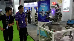 Pengunjung melihat robot buatan Hsoar yang dapat bekerja sama dengan peredam cycloid vektor, selama China International Robot Show di Shanghai (10/7/2019). Pameran yang menghadirkan robot-robot canggih ini diselenggarakan dari 10 sampai 13 Juli 2019. (AFP Photo/STR)