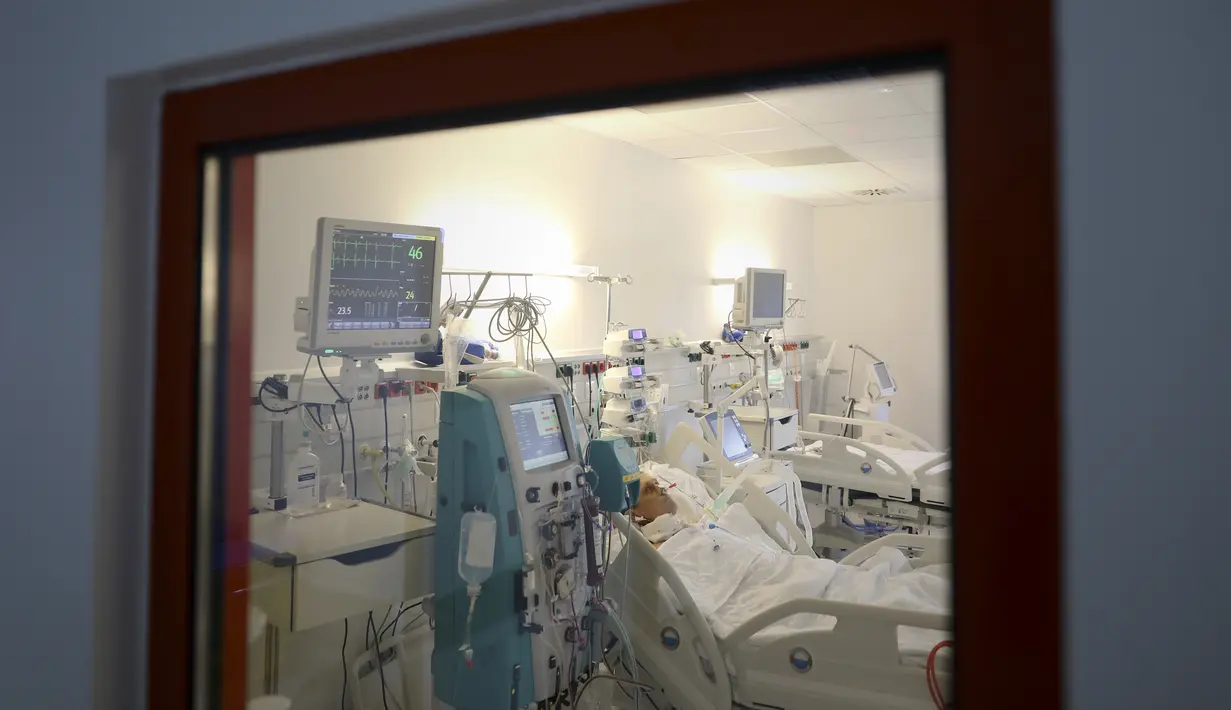 Pasien bernapas melalui masker oksigen di ICU rumah sakit University Clinical Center di Banja Luka, 4 November 2021. Ketika corona mengamuk di negara-negara tetangga, para dokter di Bosnia bersiap menghadapi ancaman gelombang baru di negara Balkan yang memiliki tingkat vaksinasi rendah. (AP Photo)