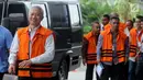 Terdakwa mantan Direktur Jenderal Perhubungan Laut (Dirjen Hubla) Kementerian Perhubungan Antonius Tonny Budiono (kiri) bersama para tersangka lainya saat tiba di gedung KPK, Jakarta, Senin (23/4). (Merdeka.com/Dwi Narwoko)