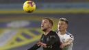Striker West Ham United, Jarrod Bowen (kiri) dan gelandang Leeds United, Ezgjan Alioski, berebut bola dalam laga lanjutan Liga Inggris 2020/21 pekan ke-12 di Elland Road Stadium, Leeds, Jumat (11/12/2020). West Ham United menang 2-1 atas Leeds United (AFP/Jason Cairnduff/Pool)