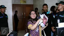Direktur LBH APIK Ratna Bantara Mukti saat datang di Gedung Nusantara II, Komplek Parlemen, Jakarta, (2/2). Ia langsung masuk ke Sekretariat MKD dengan membawa sejumlah bukti. (Liputan6.com/JohanTallo)