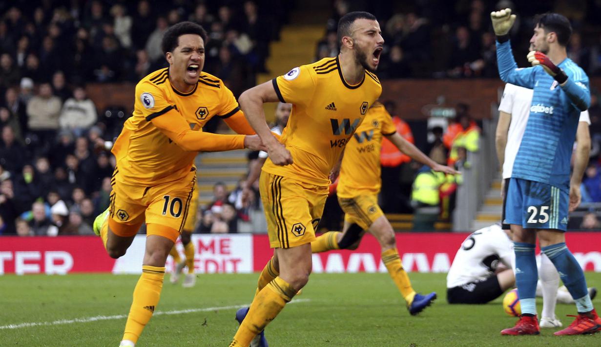 Pemain Wolverhampton Wanderer, Romain Saiss, melakukan selebrasi usai membobol gawang Fulham pada laga Premier League di Stadion Craven Cottage, Rabu (26/12). (AP/Steven Paston)