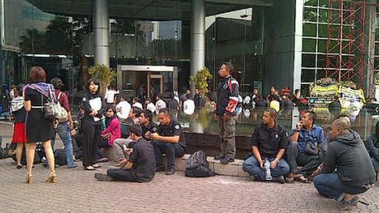 Damkar mulai semprot genset terbakar di Trans Corp