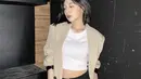 Chic dan stylish, coba padukan blazer warna crème dengan crop top warna putih dan pants warna hitam. (Instagram/happy_yein).