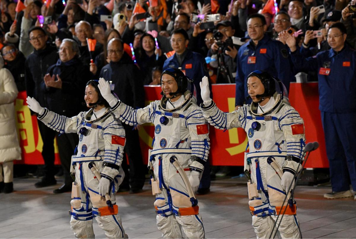 China terbangkan tiga astronaut ke luar angkasa untuk misi ambisius
