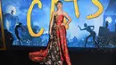 Penyanyi AS Taylor Swift berpose saat tiba menghadiri pemutaran perdana film "Cats" di Alice Tully Hall di New York City (16/12/2019). Taylor Swift  tampil anggun mengenakan gaun bunga merah dengan lipstik merah dibibirnya. (AFP/Angela Weiss)
