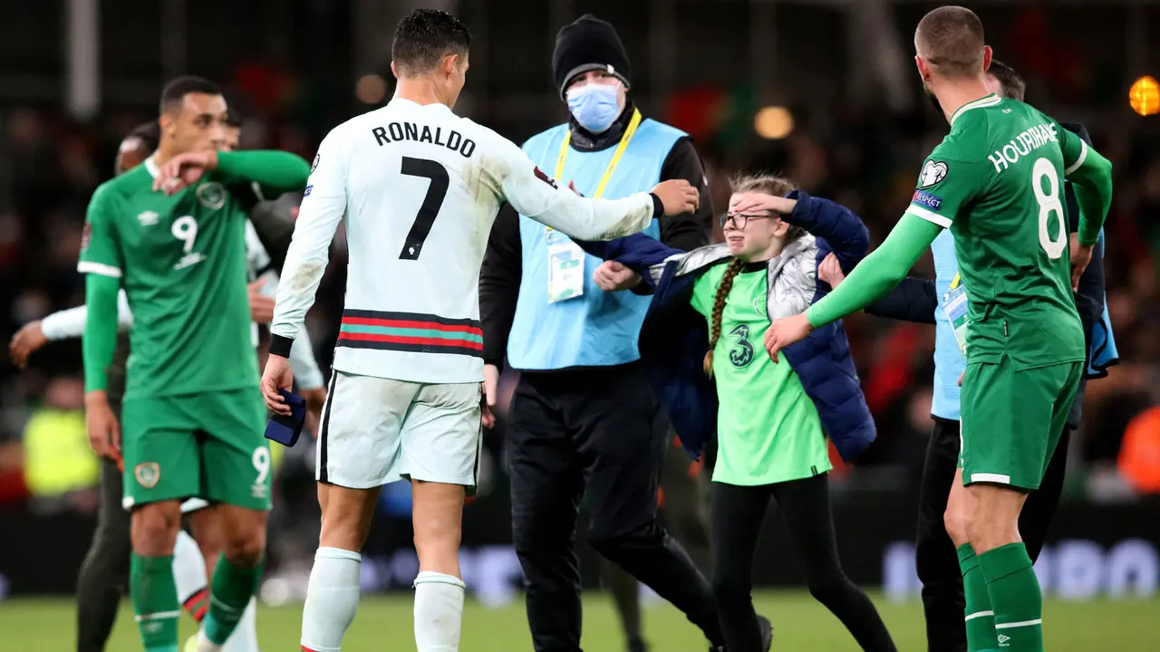 Foto: Momen Manis, Cristiano Ronaldo Berikan Pelukan Hangat dan Jersey ke Fans Cilik Republik Irlandia
