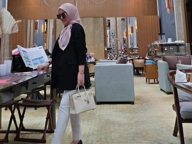 Menikah pada 2019, kini sudah lima tahun menjalani kehidupan rumah tangga bersama, akhirnya keduanya akan segera menimang anak pertama. Syahrini berusaha menutupi bagian perutnya selama berbulan-bulan dengan pose foto yang tidak biasa, demi merahasiakan kehamilan. (Liputan6.com/IG/@princessyahrini)