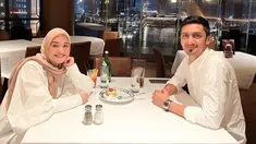 Pada 3 Agustus 2022, Vebby Palwinta genap berusia 26 tahun. Nikmati usia baru bareng suami tercinta, Vebby Palwinta dan Razi Bawazier dinner romantis bersama. Pasangan yang menikah pada April 2020 ini tampil kompak ketika mengenakan baju warna putih senada. Aura kebahagiaan pun terpancar jelas di wajah Vebby karena dapat kejutan dari sang suami. (Liputan6.com/IG/@vebbypalwinta)